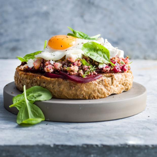 Veggie-toast met rode biet en quinoa